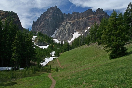 Trail approaching 3 Fingered Jack