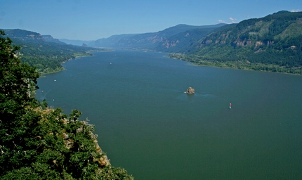 View along Cape Horn Waterfall trail